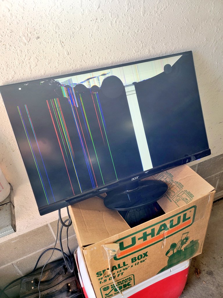 DDCustomMods's tweet photo. Our first moving fatality ๐ฅบ our @acer monitor is toast ๐๐
#movingsucks #bubblewrapfail #gamingmonitor #walletcrying https://t.co/tp7S9Kn8dT