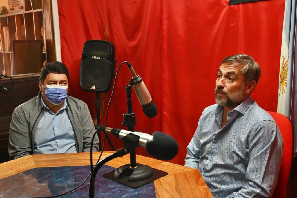 ramonjmestre's tweet photo. ¡Medios en Cruz del Eje! 🎙Aprovechamos unos minutos al aire para hablar junto a @VHRomeroV sobre la importancia de las #Elecciones2021 y contar las propuestas de #JuntosPorElCambio. Como siempre, muchas gracias por recibirnos y poder mantener un hermoso mano a mano. https://t.co/05xxKLXXs3