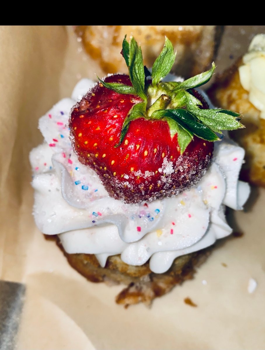 ItsPrettySweets's tweet photo. Fun Facts 🤔

Strawberry is not a berry but an actual a fruit all in its own category despite "berry" being in its name. 

📸: Strawberry bundette cake https://t.co/1ddKCNmlQX