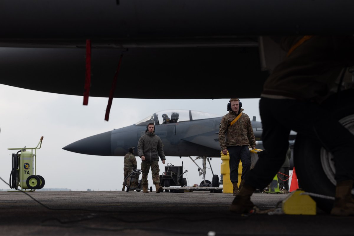 48FighterWing's tweet photo. Liberty Wing Airmen are demonstrating ACE capabilities from RAF Mildenhall During the theater-wide Agile Combat Employment Initial Operating Capability capstone event, #CastleForge.
📸SrA Koby Saunders
#ReadyAF #owntheskies #WeAreLiberty
@HQUSAFEAFAF
@US_EUCOM
@usairforce https://t.co/4Pe6u6IDrZ