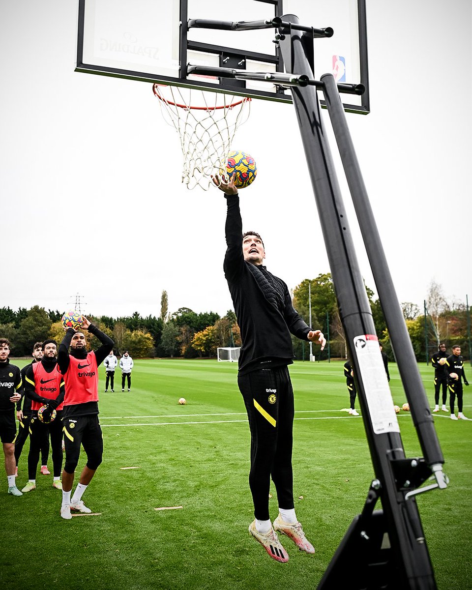 brfootball's tweet photo. Different vibes in Chelsea training 🏀 https://t.co/8n0kMLxfJ6