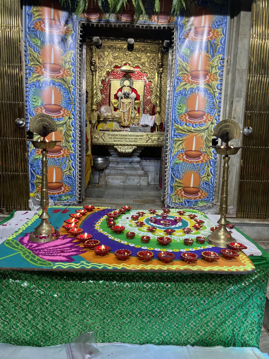 DwarkadhishDham's tweet photo. आज पावन दीपावली के दिन भगवान श्री द्वारिकाधीश मंदिर में दीप उत्सव के भव्य ���र्शन। 

जले ज्वाला, स्थले ज्वाला, ज्वाला आकाशमंडले ।
त्रैलोके व्यापनी ज्वाला, ज्वाला देवो नमोऽस्तु ते। 

दीपावली की हार्दिक सुभकामन 🙏

#Dwarka #शुभ_दीपोत्सव2021 #दीपोत्सव2021 #JaiDwarkadhish #Diwali https://t.co/qqt9vIb5FT