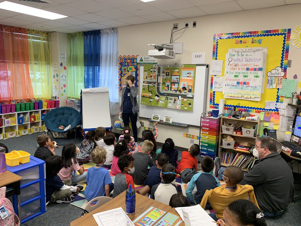 MsErikaShelton1's tweet photo. Yay! Two for the price of one parent r Watch Dog dad AND a parent volunteer for JA in a Day :) There’s a whole lotta learning going on today! #juniorachievement #JAForADay #ParentsAtSchool #BestDayEver #HappyThursday #TWEHowl @TWEHowl https://t.co/Ncp0sp9z36