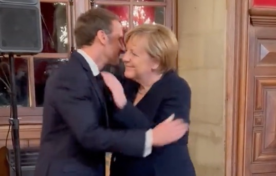 tempoweb's tweet photo. L'addio tra #Merkel e Macron fa venire da piangere: la reazione della Cancelliera ▶️ https://t.co/lVMoAvntQH #MacronMerkel #4Novembre @giadinagrisu https://t.co/ACSFBdHml8
