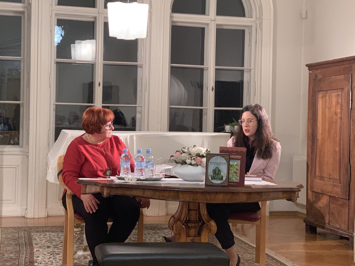 miro5ek's tweet photo. V Koroški osrednji knjižnici na Ravnah ta hip predstavitev knjige Bhagavadgita #NinaPetek, ki jo je natisnila založba #Pivec #Maribor https://t.co/eedmkVsKOw