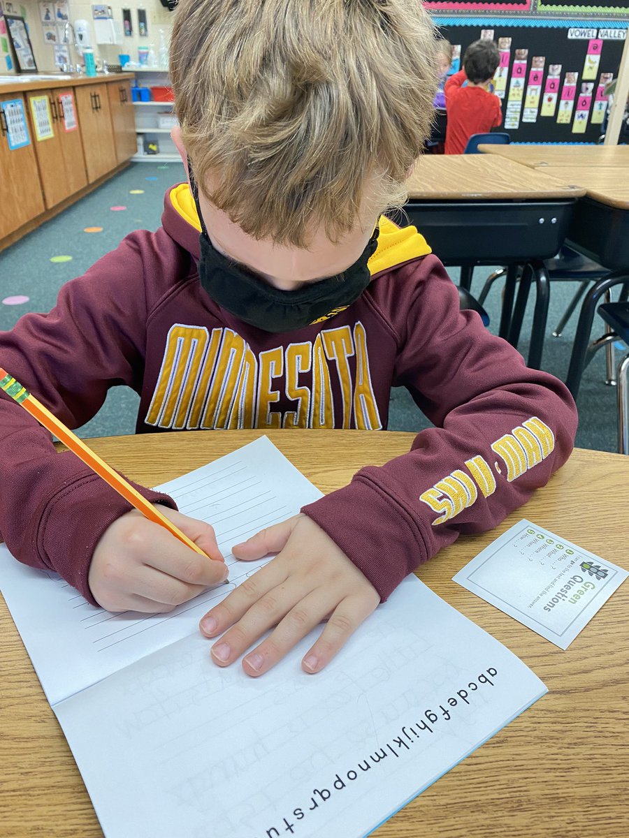 arielsandvik1's tweet photo. Writing questions that we can find the answers to in our text! #MakeADifference https://t.co/O5k8wp2TnS