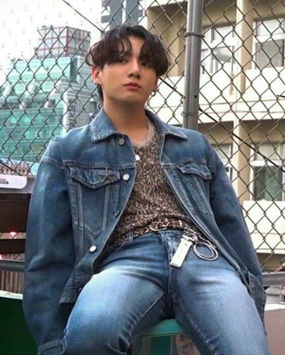 shru_koo's tweet photo. Jungkook manspreading ; A mf thread https://t.co/mynlUb6UvD