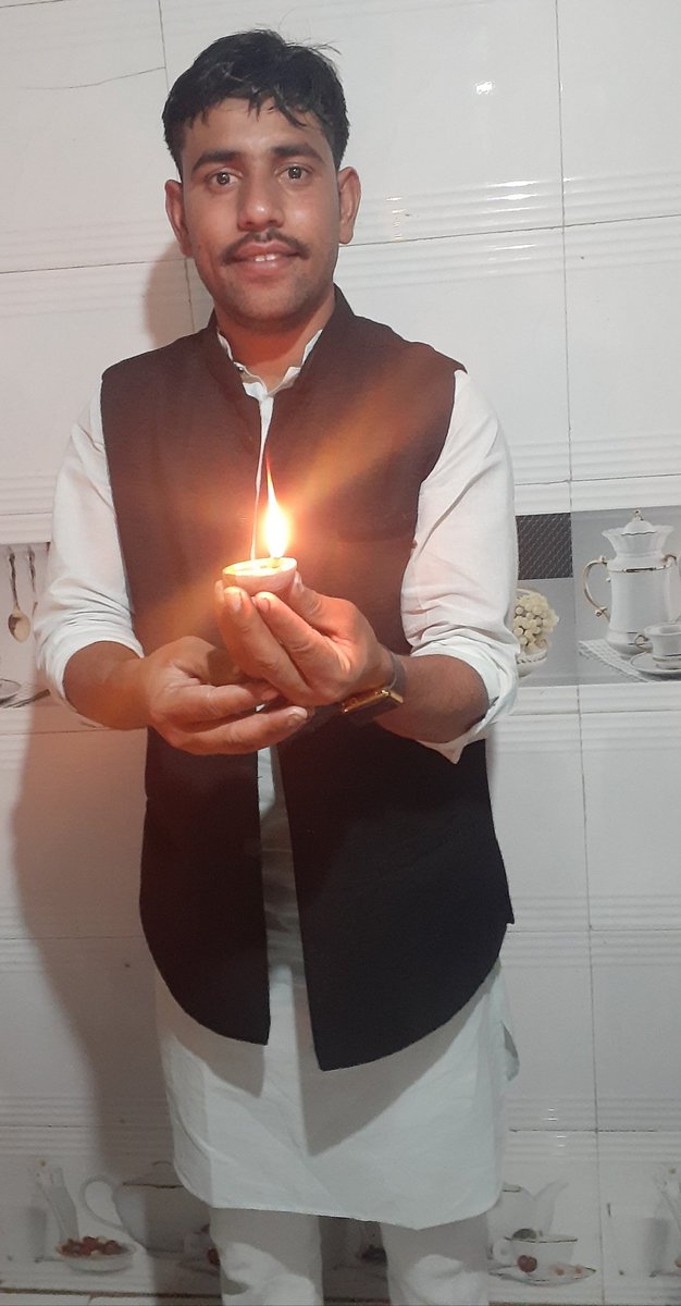 आओ नफरतों के अंधेरे को मिटाने के लिए मोहब्बतों का दीया जलाये।
#HappyDeepavali #Diwali #Deepawali #HappyDiwali #शुभ_दीपोत्सव2021 #दिपावली #दिवाली @narendramodi @DrSatishPoonia @bhilwararaghav