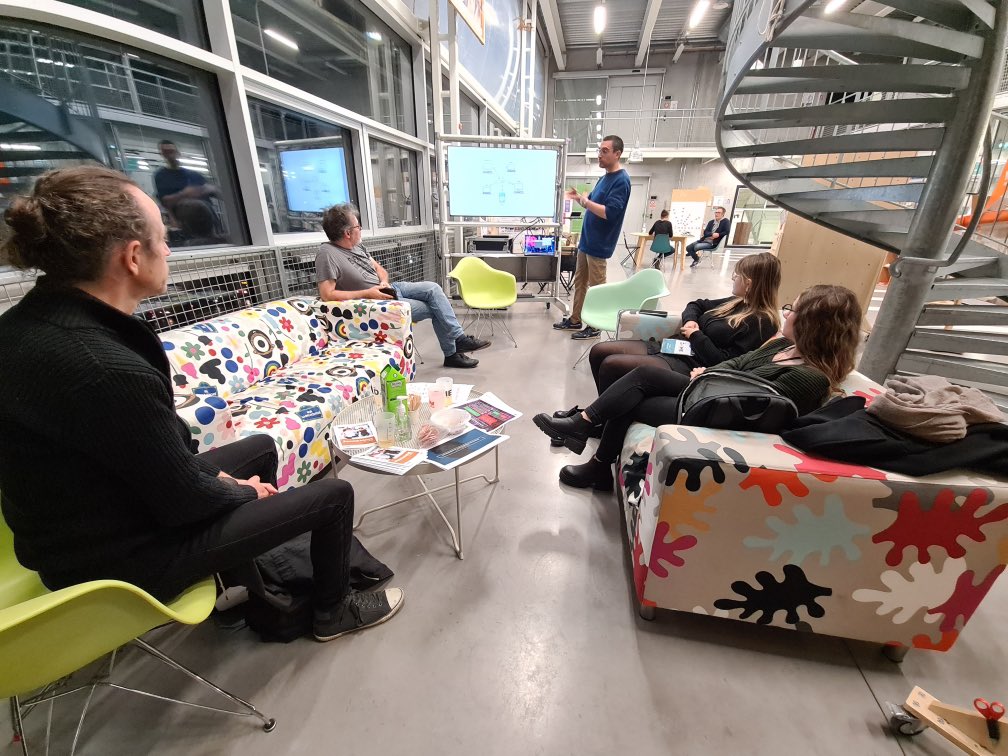 _LeDome's tweet photo. #EnDirect 🔴 • À l’abordage ! Préférez vous la vie de pirate ou la vie de corsaire ? Au club DataLab, on découvre la #PirateBox, un routeur local, et on débat de liberté et de sécurité sur le world wide web. ➡️ https://t.co/rTai4CQANd https://t.co/5Z8dtKozgC