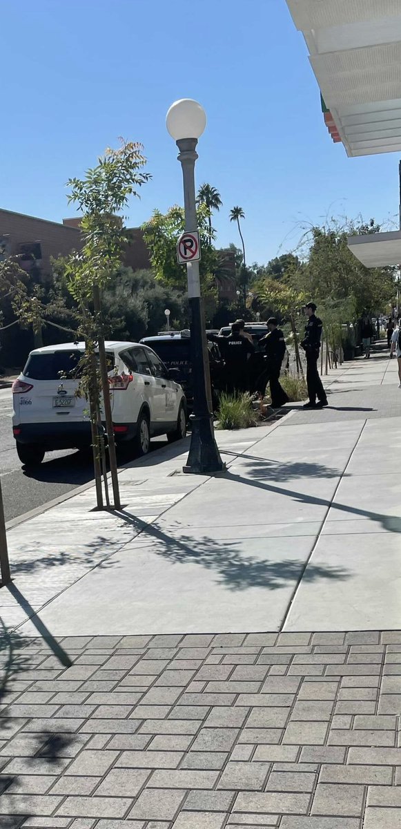 ABlecky_23's tweet photo. BREAKING: Arrest made at HUB with multiple officers present @dailywildcat https://t.co/KmxDyPnDc2
