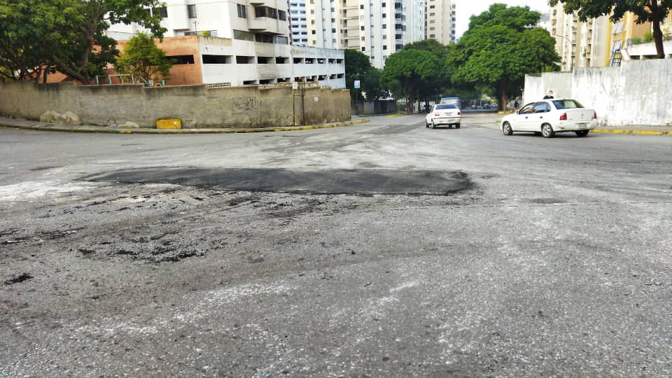 Cefiro77's tweet photo. @JoseVRangelA  @lAlcaldiasucre @TransporteGobVe @HectoRodriguez en Lomas del Ávila están asfaltando los sitios donde se encuentran las válvulas de apertura de aguas blancas y el asfalto lo riegan por las áreas verdes. Nadie supervisa, un desorden #sinasfaltopaloverde https://t.co/26SL1T1N85