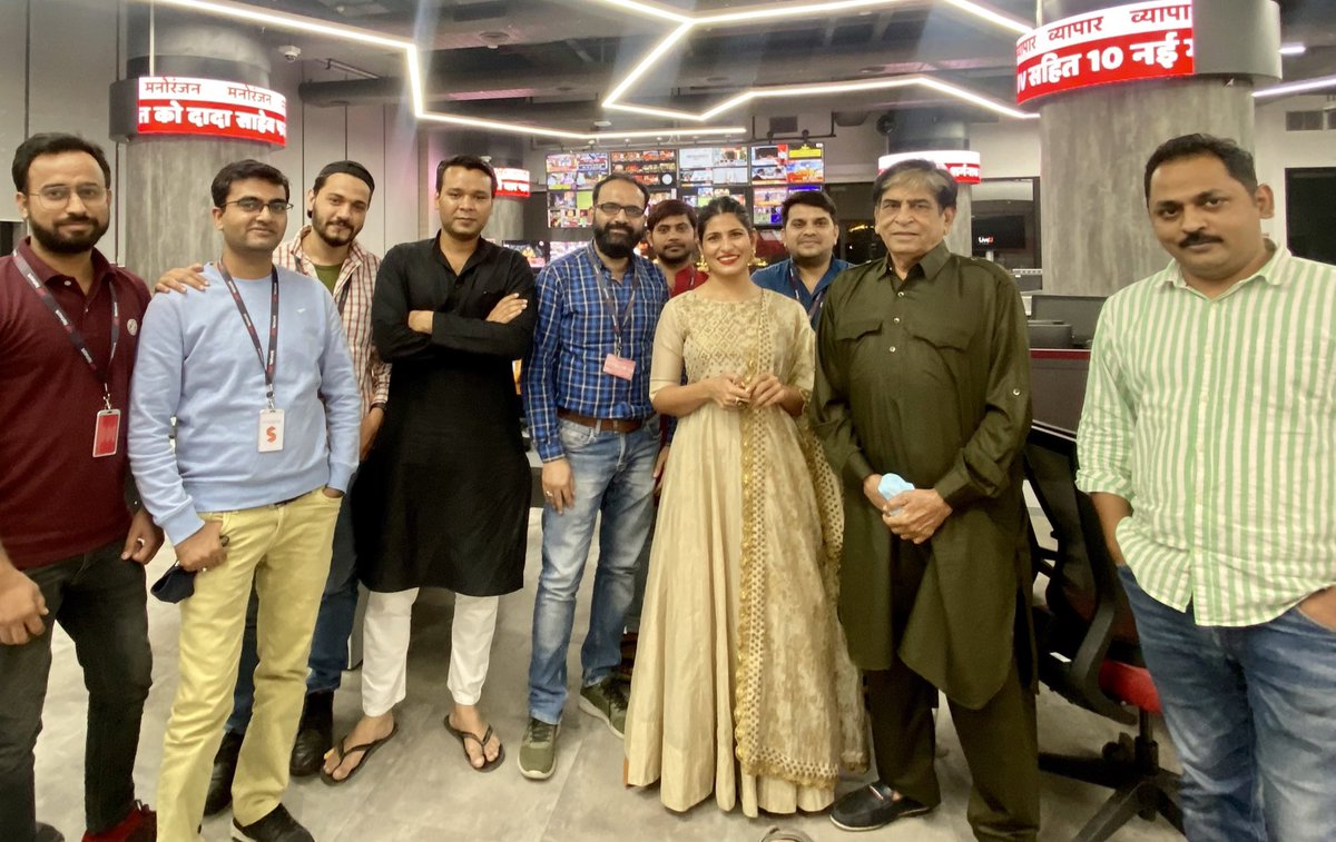 RubikaLiyaquat's tweet photo. हिंदुस्तान की ख़ूबसूरती बयां करती है ये तस्वीर…
बिलाल, आसिफ़, आरज़ू, फैसल, शाकिर, सैयद, इरफ़ान, रुबिका… (लियाक़त), मोहम्मद सईद हम सब यहाँ @ABPNews में तैनात हैं ताकि हमारे दोस्त दीवाली इत्मिनान से मना सकें https://t.co/fSCrfZuXwM