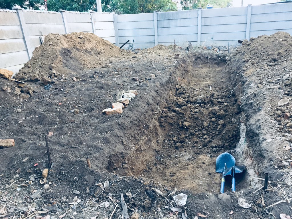 We laid some dead materials to rest🤣🤣🤣 dug 1m deep trenches, threw in all matter that decomposes selected from the garbage hip (paper, leaves, twigs) and shoveled some soil back! We are transforming this #backyard into a #foodgarden #foodscaping #permaculture #zerowaste