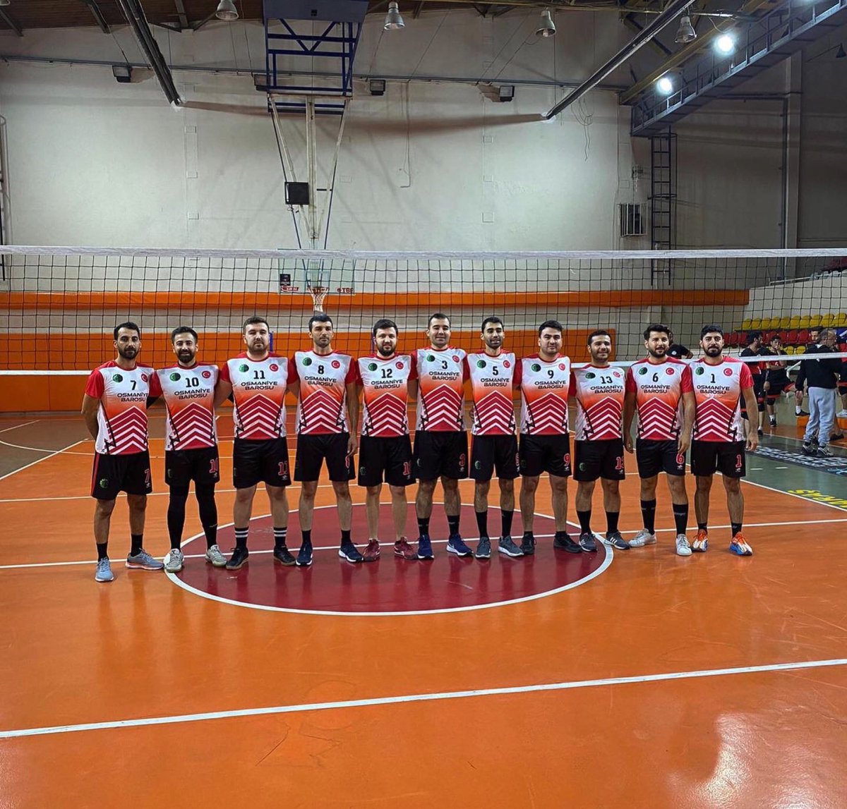 Kahramanmaraş Barosu’nun ev sahipliğini yaptığı Türkiye Avukat Spor Oyunlarına Osmaniye Barosu Voleybol Takımı olarak katılmıştık, karşınızda Filenin Gladyatörleri..
#cumhuriyetkupası2021 #osmaniyebarosu