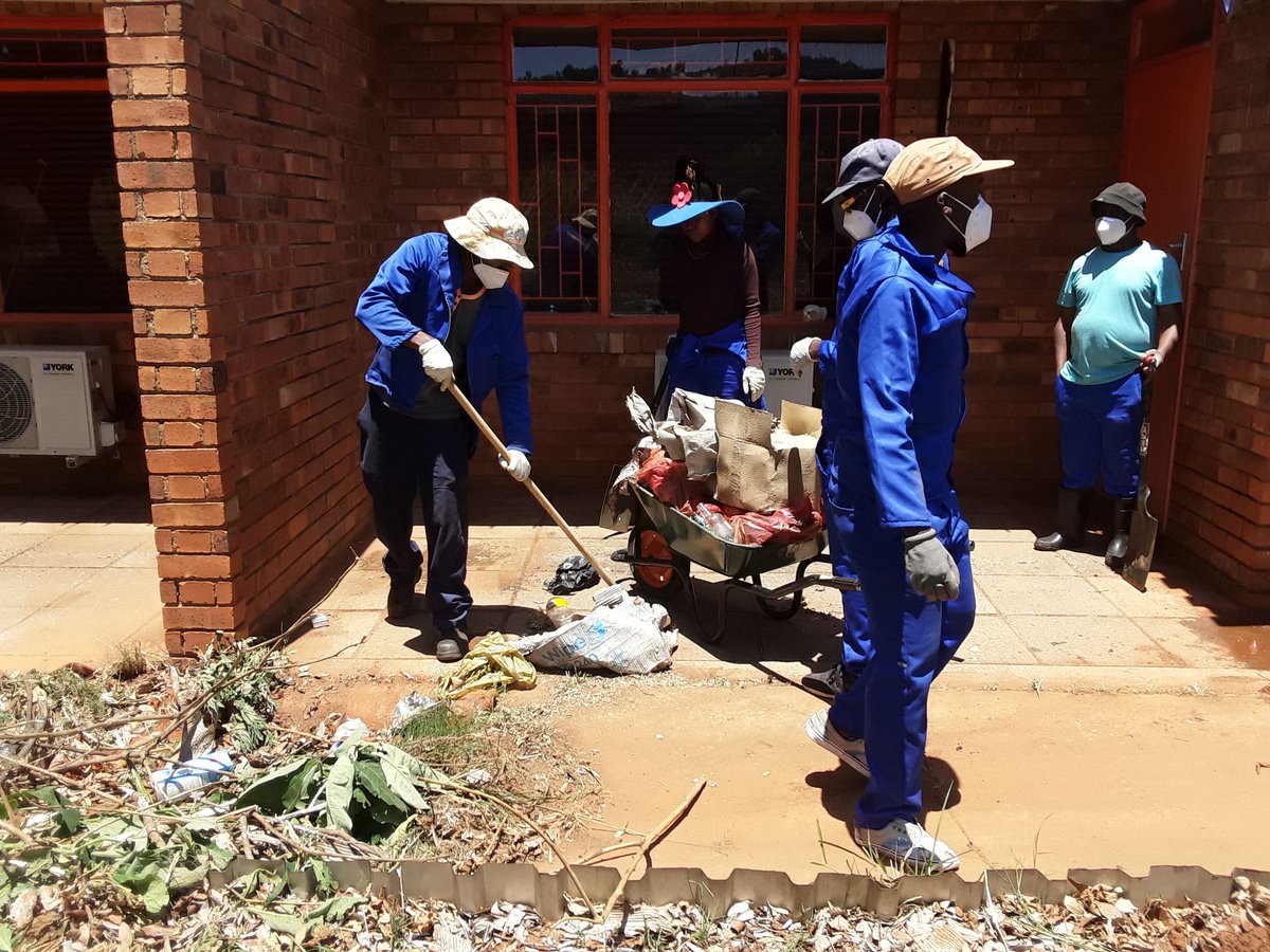 david_kganya's tweet image. Our day 2 at Lenasia South District Hospital Happy💚EnvironmentSA🌱 doing the best for the hospital tomorrow it's our day 3 #CleanUpHospital🌱 Unemployment youth from Lenasia South💚
