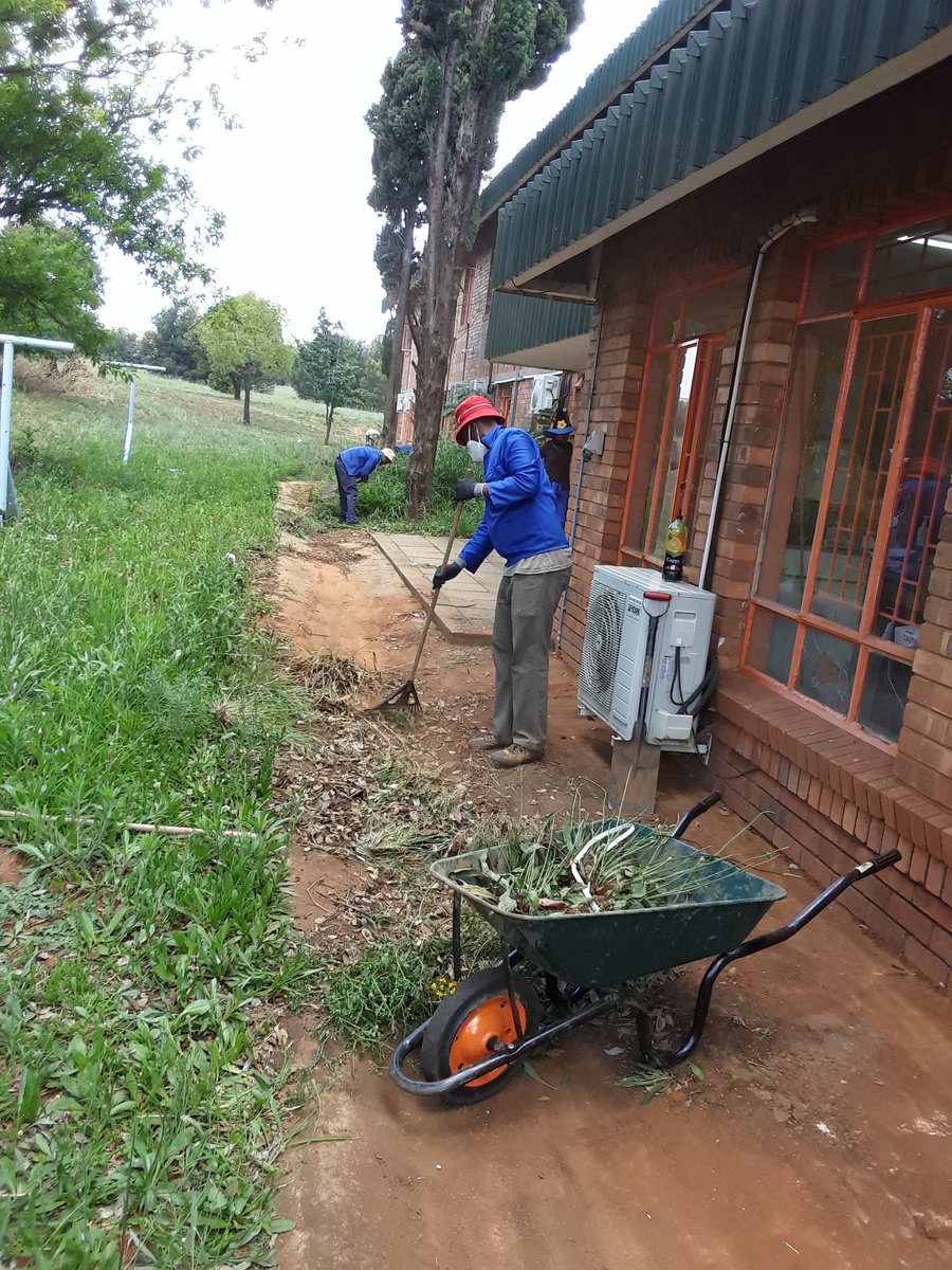 david_kganya's tweet image. Our day 2 at Lenasia South District Hospital Happy💚EnvironmentSA🌱 doing the best for the hospital tomorrow it's our day 3 #CleanUpHospital🌱 Unemployment youth from Lenasia South💚