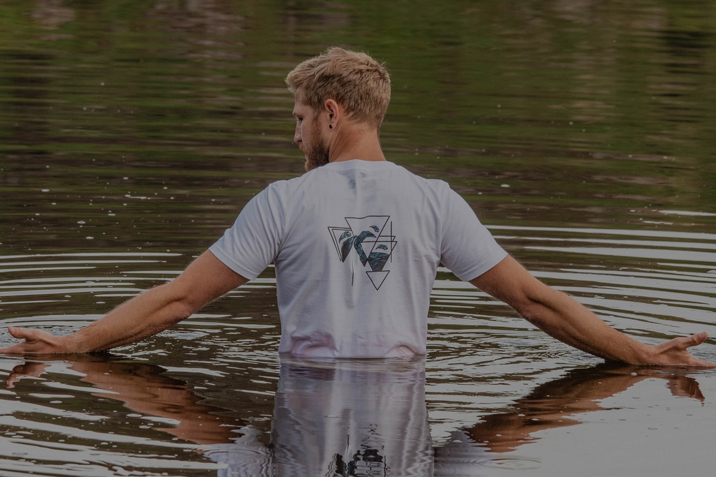 lonewolfpackco's tweet photo. W A T E R 🌊
Inspired by our ability to move round obstacles and towards our goals, the water design encourages you to think freely and openly about where you are and where you want to me. 

https://t.co/WmnNqCdZXg #thelonewolfpack #lonewolf #mentalhealth #mentalhealthawareness https://t.co/YTdGp65QHS
