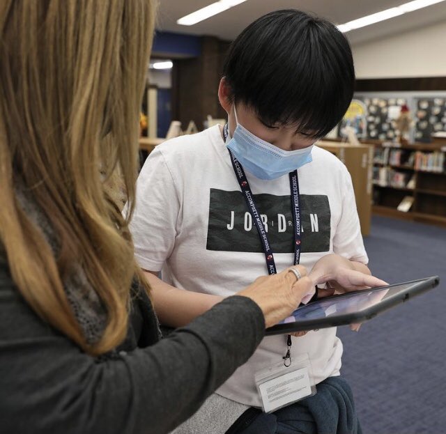 timneedles's tweet photo. Fun working with library media specialist @DonnaDeLuca22 today to share the how to create #AugmentedReality works of #art &amp; animation with students in the @SCSD_AMS library #Makerspace! https://t.co/RsMh9bhYde