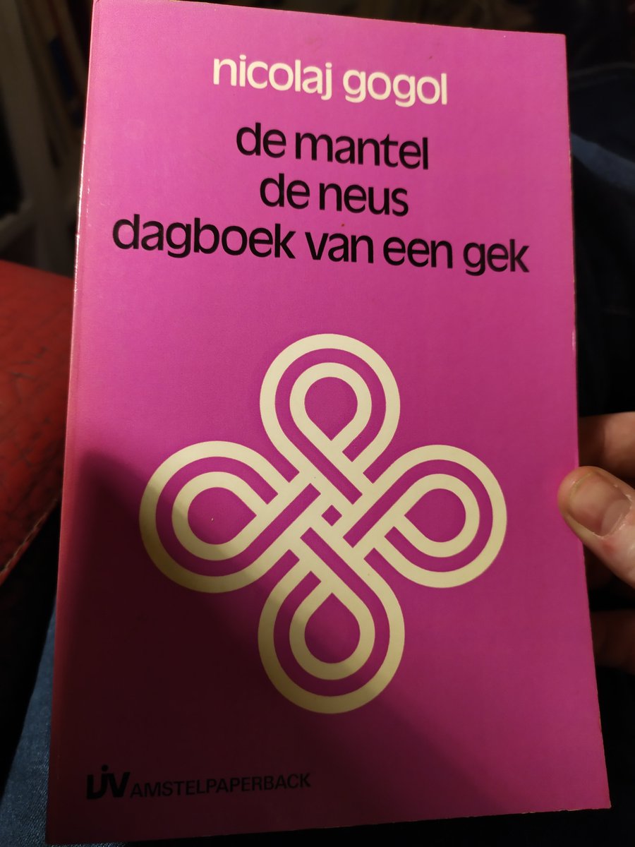 tinemoniek's tweet photo. Deze maand engageer ik me om elke dag enkele minuten voor jullie voor te lezen. Vandaag is het de sterfdatum van Nikolaj Gogol. Deze vrolijke Rus heeft me lelijk bij #deneus genomen door zijn personages Russische namen te geven: https://t.co/7c1ZRmEqVm https://t.co/jiUKZXqfNq