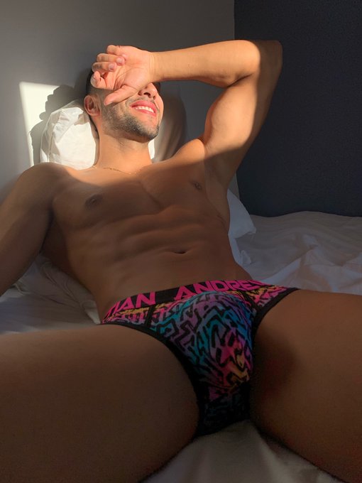 Retweet it if you want to have a nap with me 😍🍫😴  @andrewchristian https://t.co/YH9Bknpe7V