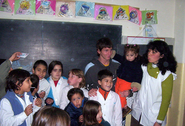 Messismo10's tweet photo. La Escuela N°66 "General Las Heras" festejaba su aniversario de creación como todos los años.

Era un acto normal hasta que llegó un ex alumno muy especial, un tal Lionel Andrés Messi. https://t.co/5LrsQiVox1