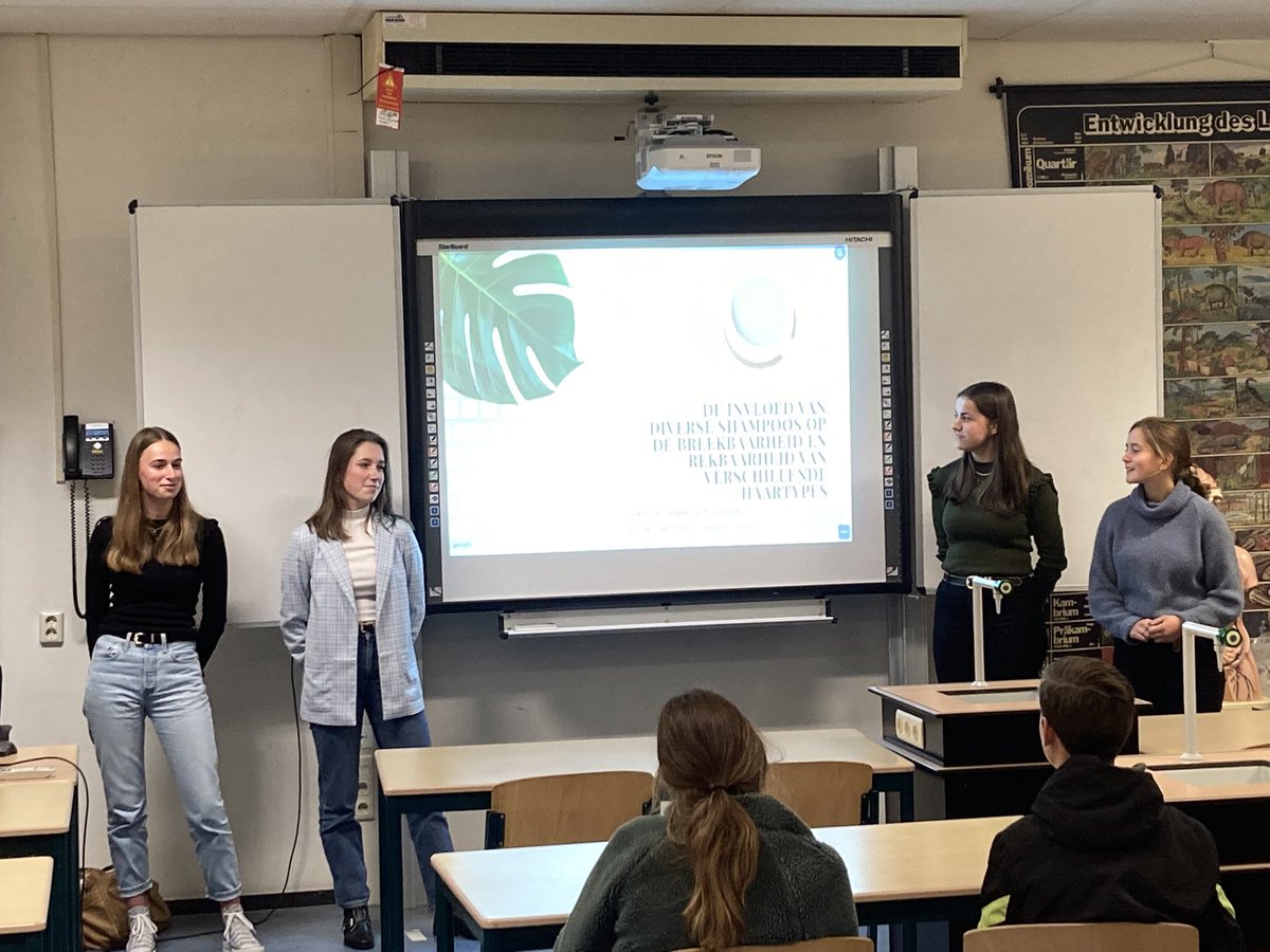 TBLGymnasium's tweet photo. Een van de mooiste avonden van het schooljaar @tbl_oss is begonnen: presentatie van het profielwerkstuk. Roos, Elsa, Emma en Sanne hebben onderzocht wat de invloed van diverse shampoos op de breekbaarheid en rekbaarheid van verschillende haartypes is. https://t.co/QdZefLOZx7