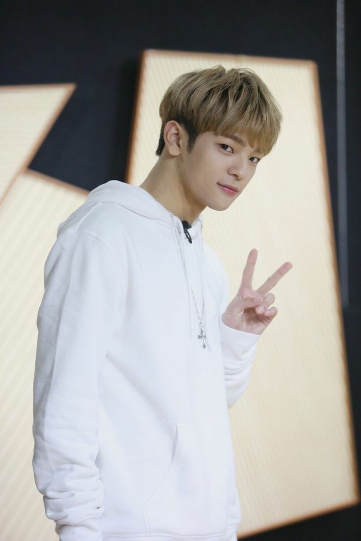 BrWoojin's tweet photo. [#OFF] 
2017                        2021
#WOOJIN #KIMWOOJIN #김우진 @woooojinn https://t.co/BTUXg0dsLf