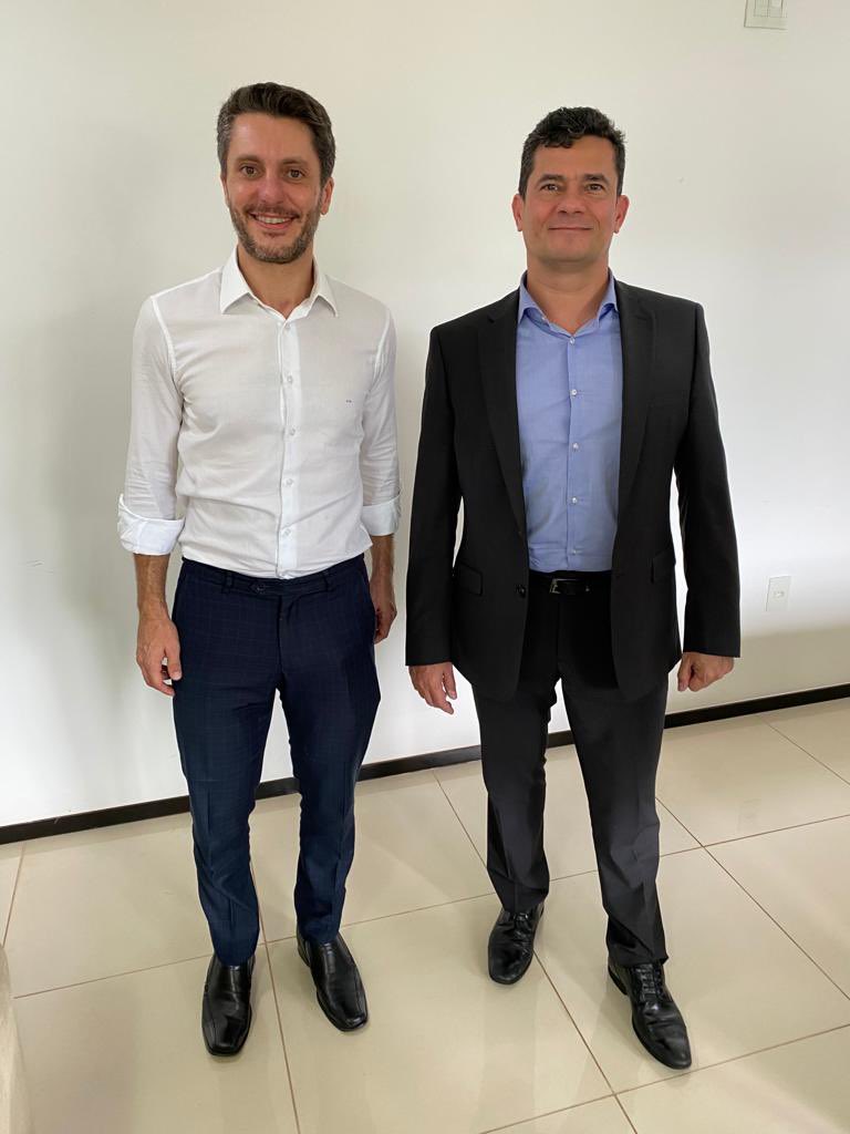 AlexManente23's tweet photo. Estive hoje com Sérgio Moro (@SF_Moro) para discutir a pauta que mais nos une em prol do Brasil: a prisão após condenação em segunda instância. Moro se colocou preparado e animado para nos ajudar a mobilizar forças e energia para votarmos esse importante projeto ao Brasil. https://t.co/jNU4iDIyNA