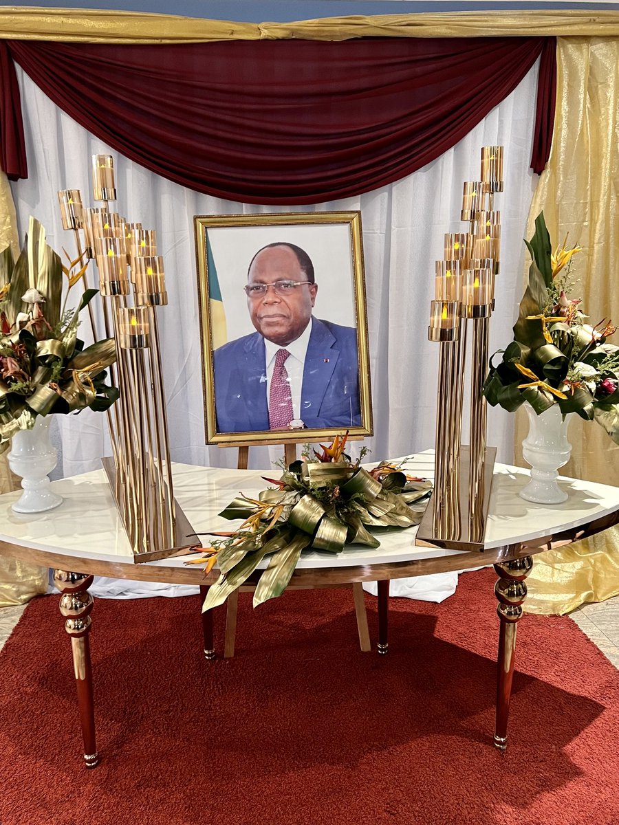 HOMMAGE : le Premier Ministre, Chef du Gouvernement ⁦<a href="/MakossoAnatole/">Anatole Collinet Makosso</a>⁩ s’est rendu ce soir au domicile du défunt PM Clément Mouamba pour y signer le Livre de condoléances et compatir avec la famille éprouvée.  #ComCg