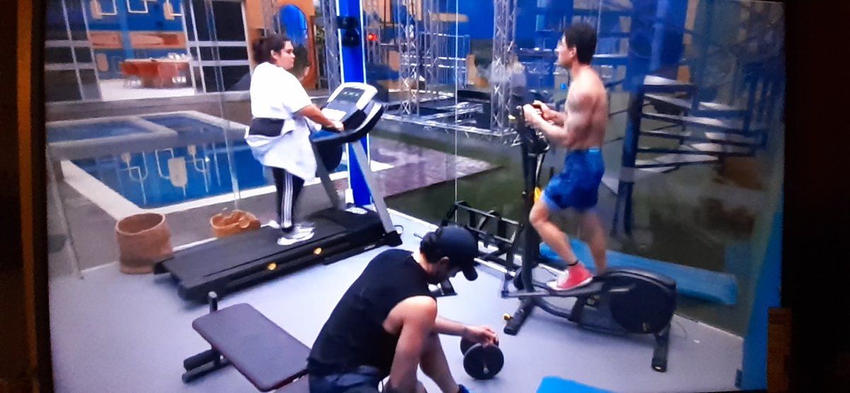 kasike532's tweet photo. @TLMDRealities Esta pasado sabado en la fiesta, nuevamente complox con papelitos por parte Gisela. Hoy la produccion del reality tienen castigar a Gisela de nuevo, @pablomontero @kelvinrenteria y @CristinaEustace 
En el ginnasio nuevamente reunidos haciendo Complox ¿ que esta pasando ? https://t.co/3IHTRB5z9G