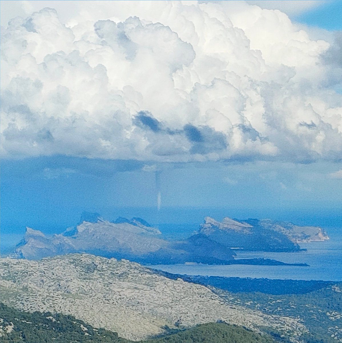 FromZeroToPro's tweet photo. @Meteodemallorca @TempsIB3 @MiquelSalamanca @RTVEBalears @aquilatierratve @IB3noticies @lasextameteo @eltempsTV3 @ElTiempoA3 @informativost5 I saw the same today flying around on R22 #helimallorca https://t.co/ZLCZOp7DL2