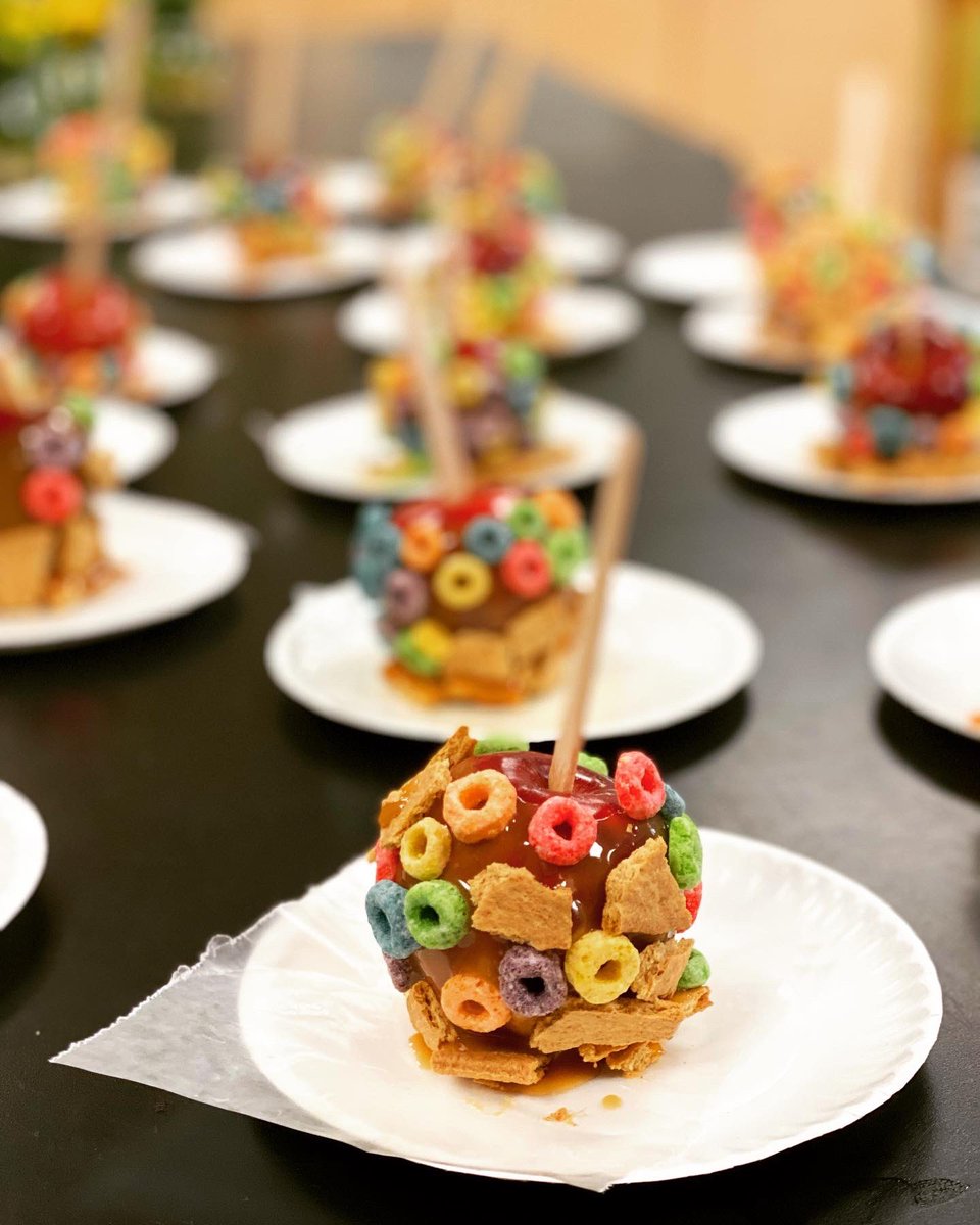 CultivatedClass's tweet photo. We finally got to our kicked up #caramelapples today. Yes, we definitely enjoy making and eating our once in awhile foods π #cookingkids #edibleeducation @glecpva https://t.co/VRuu3LrU8o
