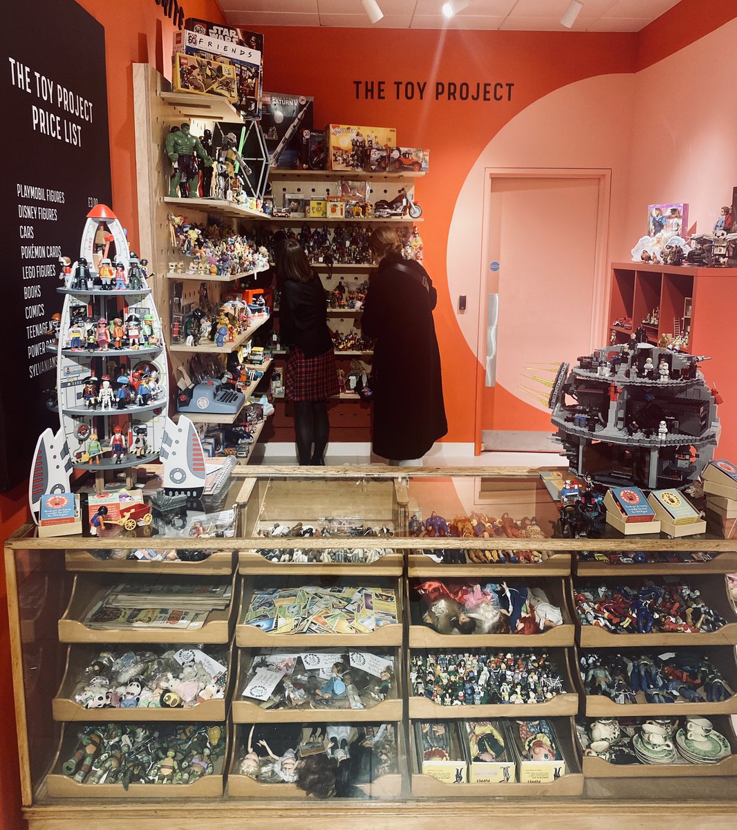 AnnaGearyTV's tweet image. As #Cop26 continues and countries look at ways to bring climate change under control @Selfridges have launched a pop-up shop, selling pre-loved toys as we’re encouraged to live less wastefully. Customers can also donate to help those in need @theTOYprojectuk 🧸 
More @itvlondon