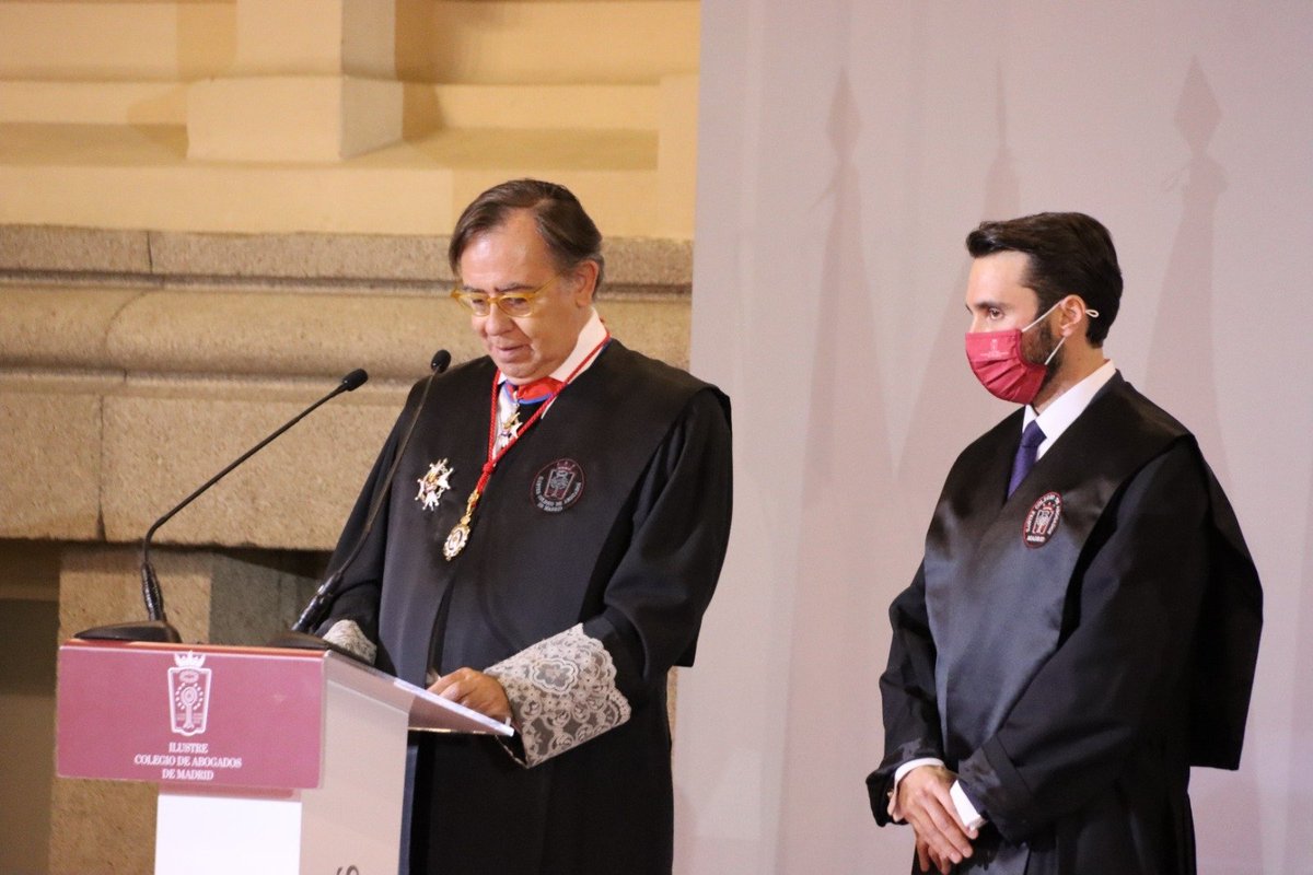 icam_es's tweet photo. @NachoMonedero, secretario de la Junta de Gobierno, y @Alb_Cabello, presidente de @AJA_Madrid, han presentado a los letrados que cumplen 50 y 25 años de colegiación, quienes han recogido sus diplomas de la mano de la Junta de Gobierno https://t.co/mkzb0YCbDJ