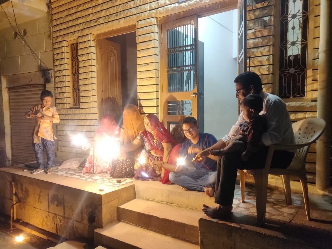 SurepateSp's tweet photo. #Diwali #family https://t.co/nKehe7A3rX