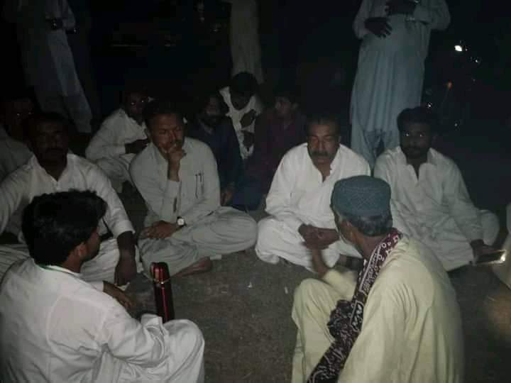 MehdiHBijarani's tweet photo. بن قاسم جي اولاد هٿان شهيد ٿينڊڙ نظام جوکيو جي وارثن سان گذريل 8 ڪلاڪن کان وٺي محبوب ليڊر سيد زين شاھ ڌرڻي ۾ گڏ ويٺل شھيد نظام جوکيو جي قاتلن جي گرفتاري جي لاء لڳل ڌرڻو جاري ،
#JusticeForNizamJokhio https://t.co/k5ODQbXBOm