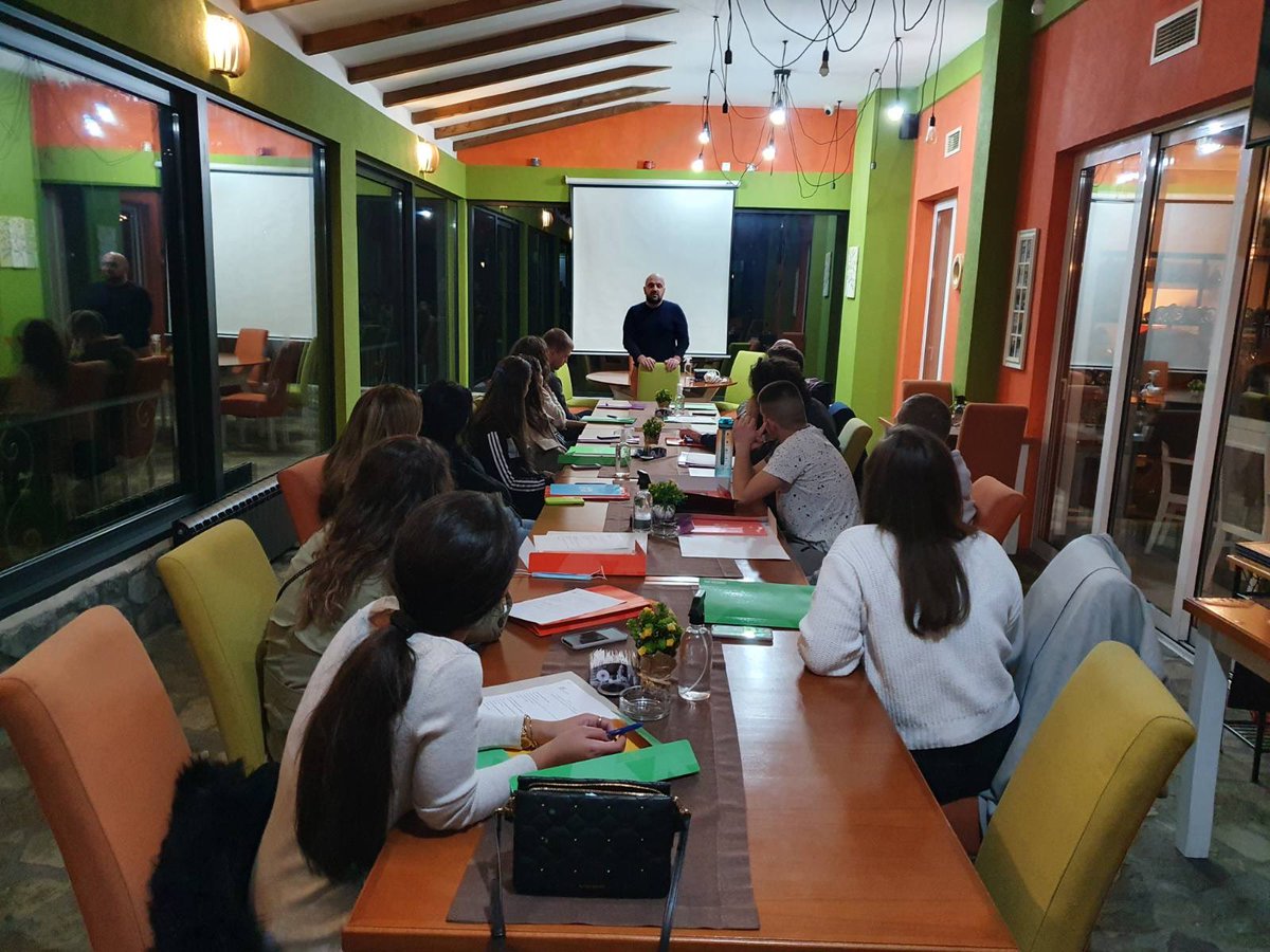 CIDNMNE's tweet photo. U Mojkovcu je večeras otpočeo edukativni #seminar “#Rodna #ravnopravnost: vanbračna zajednica i porodica”. Seminar se organizuje u sklopu projekta “#Jednakost za sve – izjednačavanje prava žena u vanbračnim zajednicama sa pravima u braku” koji finansira @PravdaCG. https://t.co/aGWzNb7XJl