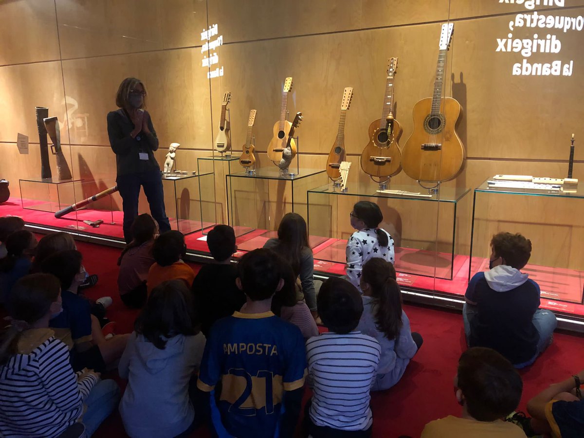 Alba8610's tweet photo. Sortida al Museu de la música per conéixer més sobre els instruments de vent, corda i percussió. Serem capaços de contruir un instrument musical en unes setmanes? Projecte “Music Makers” #4tPIN @JesuitesEdu #JEstGervasi https://t.co/2qCkfjKTxC