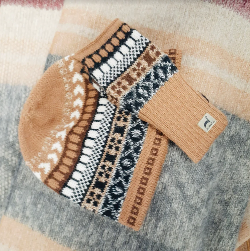 AlpacaByJaca's tweet photo. Head into the cooler seasons with alpaca accessories! They'll keep you warm, while also lending to your creative style! https://t.co/qITTctwubV https://t.co/gQhQ0UqZ5g