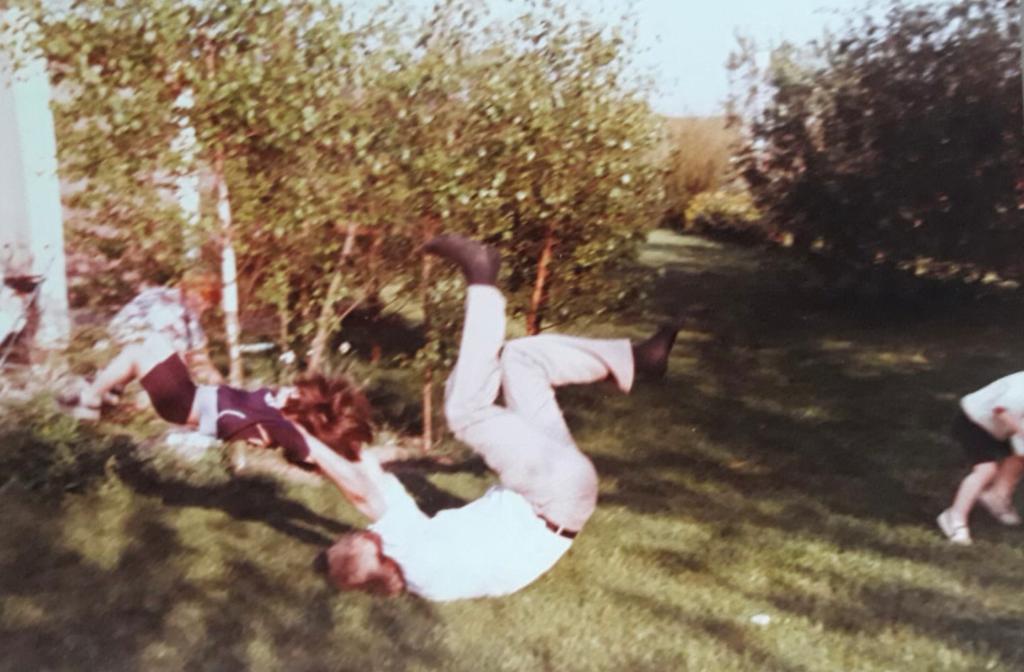 islandiarac1's tweet photo. Una família feliç. Els pares de l'Elvira juguen amb ella i els seus germans, en Ramon i el Ricard, quan eren petits. https://t.co/NwAhF1SRHI