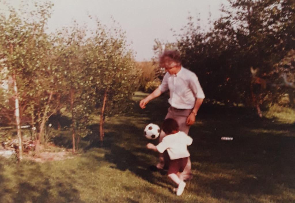 islandiarac1's tweet photo. Una família feliç. Els pares de l'Elvira juguen amb ella i els seus germans, en Ramon i el Ricard, quan eren petits. https://t.co/NwAhF1SRHI