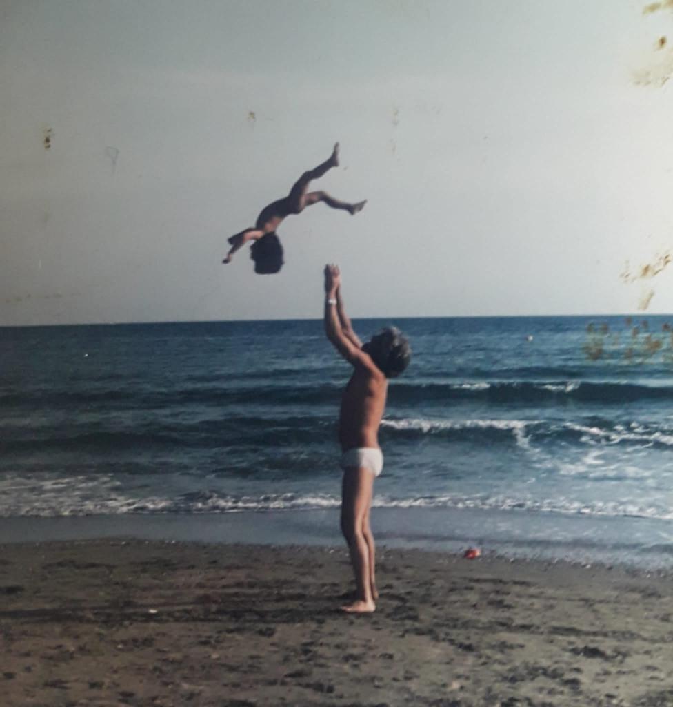 islandiarac1's tweet photo. Una família feliç. Els pares de l'Elvira juguen amb ella i els seus germans, en Ramon i el Ricard, quan eren petits. https://t.co/NwAhF1SRHI