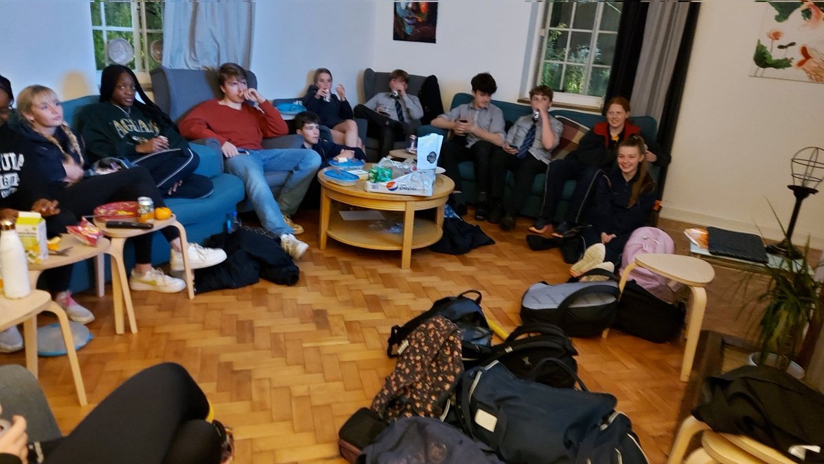 ws_careers's tweet photo. Waiting to join our first virtual Medical work experience! Almost finished food whilst Dr's Ronnie and Osama introduce themselves. Tonight it's all about the cardiovascular system! 
@warminsterbiol1 @Warminster1707 https://t.co/8rQ0U5FzNo