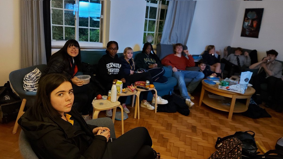 ws_careers's tweet photo. Waiting to join our first virtual Medical work experience! Almost finished food whilst Dr's Ronnie and Osama introduce themselves. Tonight it's all about the cardiovascular system! 
@warminsterbiol1 @Warminster1707 https://t.co/8rQ0U5FzNo