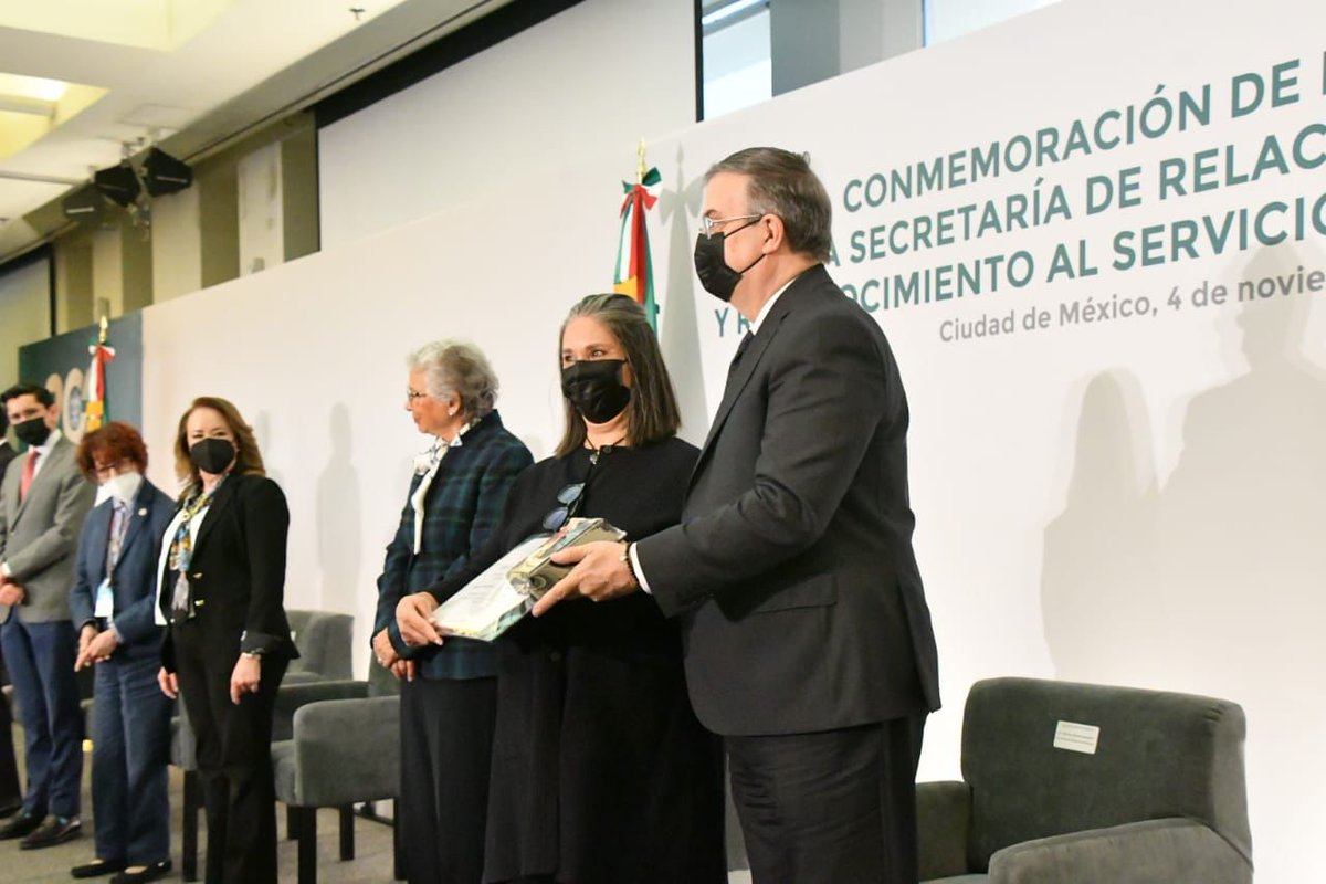 SRE_mx's tweet photo. 📸 Irma Olivia Larios, agregada administrativa «B» y representante de las personas reconocidas por sus 25 años en el SEM, resaltó la importancia de las y los miembros de la rama Técnico-Administrativa del Servicio Exterior Mexicano. 

#200AñosSRE https://t.co/pZwMprjPr2