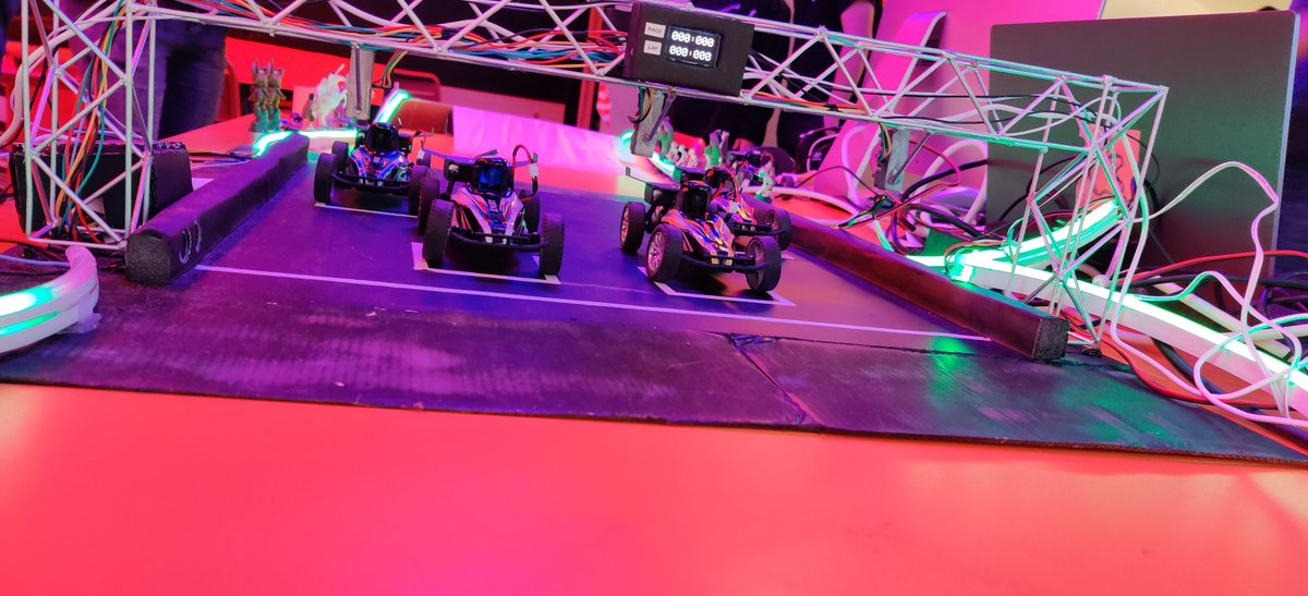 42chips's tweet photo. Aujourd'hui, événement organisé par @42Chips à @42born2code pour les #piscines d'Octobre : course de voitures drones contrôlées à distance ! https://t.co/7aI6t0XQ0N