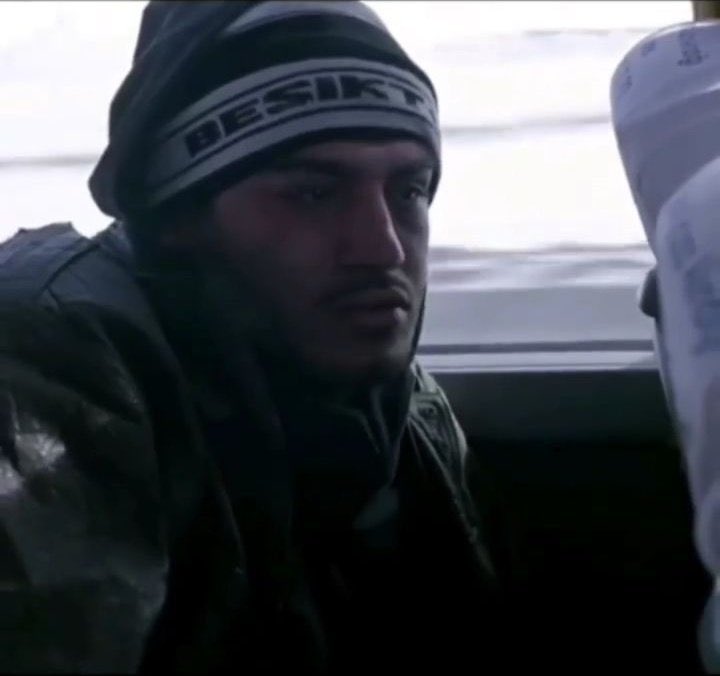 gecenin bilmem kaçında mola vermiş otobüs, uykundan uyanmışsın tek başınasın.
gurbet ellerdesin hani.
dışarısı ayaz, dışarısı hasret.