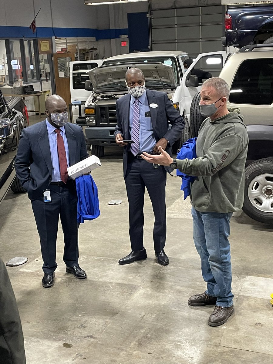 KCPS_ManualCTE's tweet photo. Members of the @MissouriSBA, along with @MarkBedell_KCPS + @drjencollier stopped by to visit + learn more about #CTE in @kcpublicschools. Glad they had a chance to engage with students to see how these programs are engaging their lives! https://t.co/l8DIIdx65e