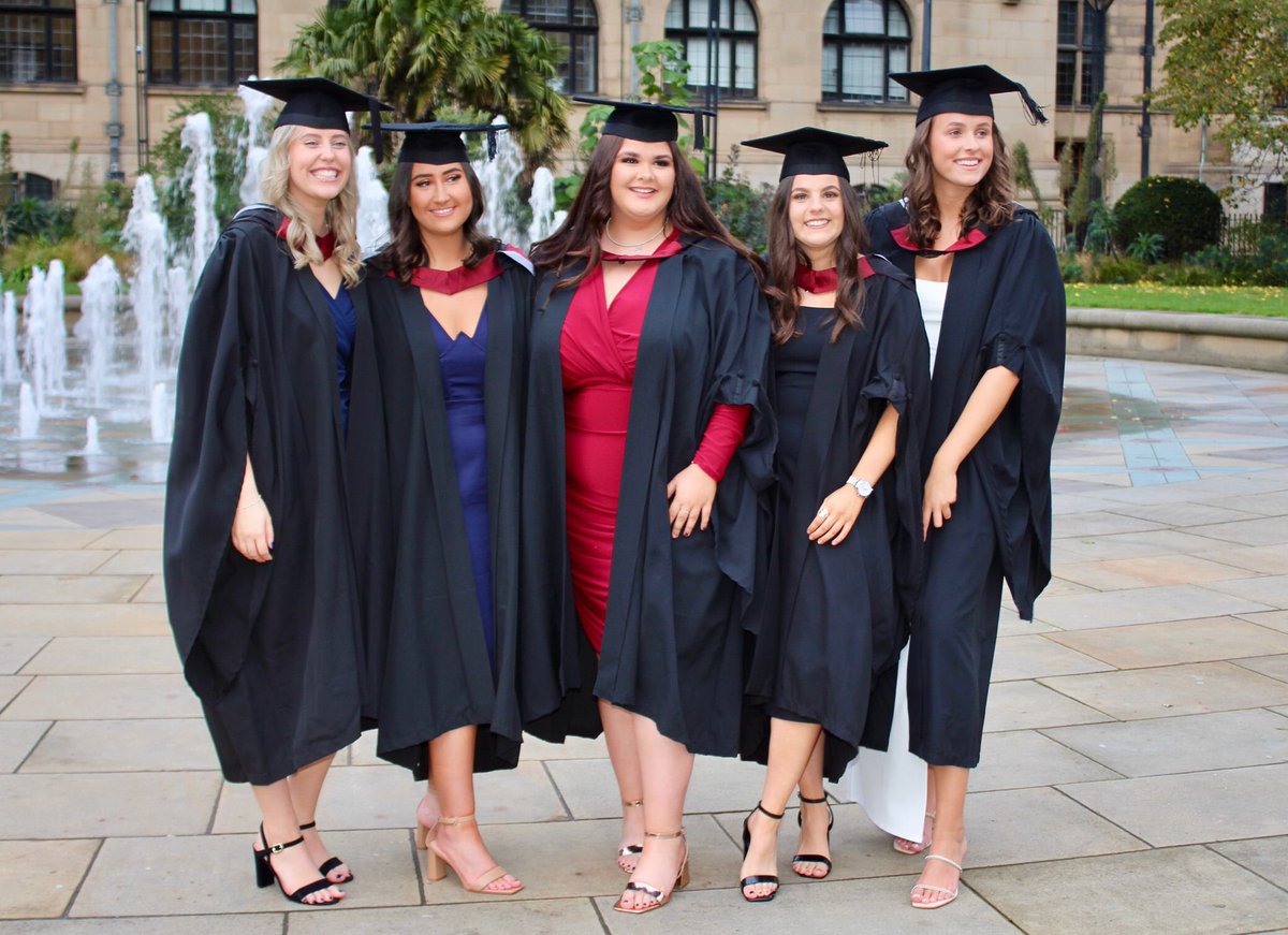 ot_millie's tweet photo. Finally Graduated couldn’t be prouder of my bestfriends!! You’re all going to make the most amazing OTs!💚💚 https://t.co/qxdGzJhp45
