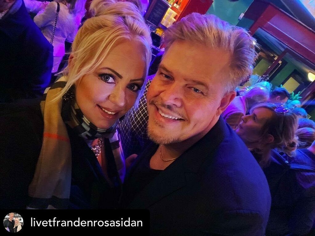 JohnHoudi's tweet photo. Posted @withregram • @livetfrandenrosasidan Röda mattan ikväll inför Saturday night fever premiär 🥳🍾🥂💖
.
.
#disco #chinateatern #premiär #johnhoudi #livetmedhoudi @johnhoudi https://t.co/DG30BjueBi
